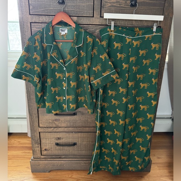 Bouffants & Broken Hearts Green Leopard Pajama Set, Size L - Picture 2 of 8